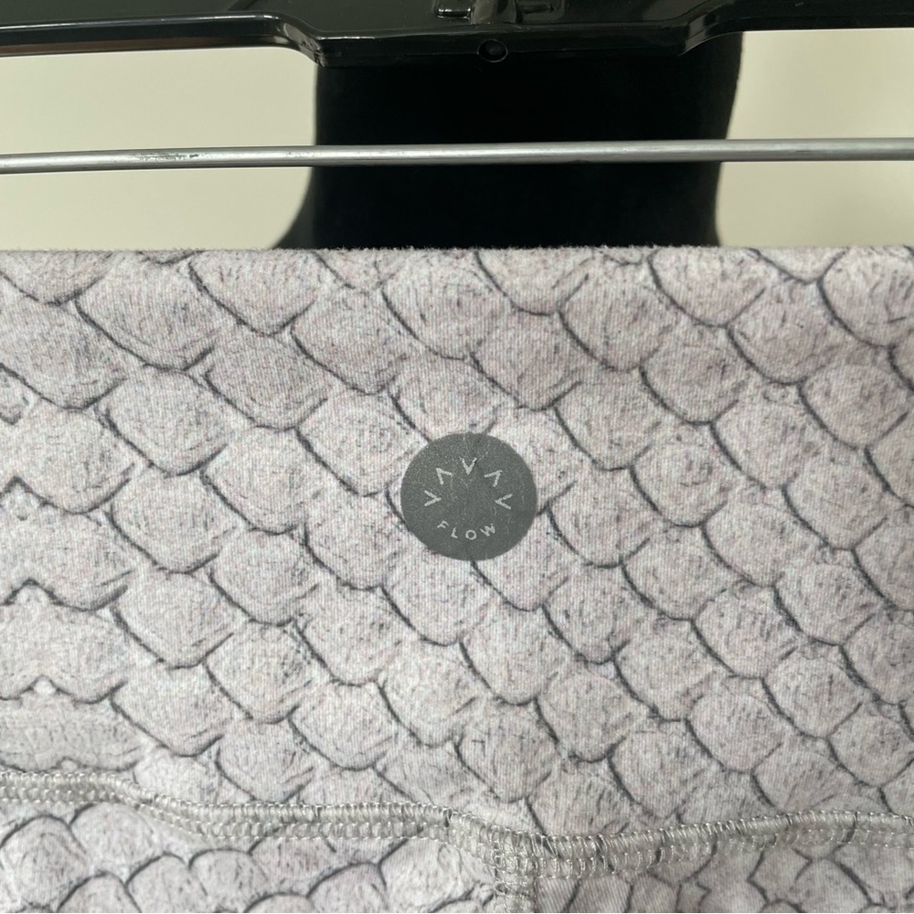 Varley Gray Hillcrest Stirrup Python Snake Print Performance Leggings EUC Size S - Picture 7 of 9